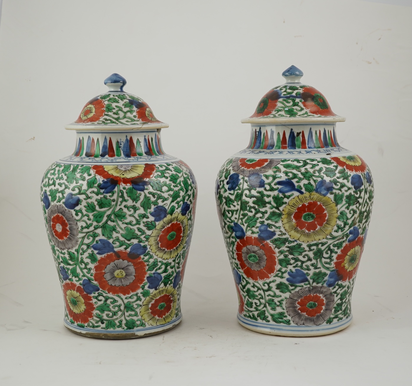 A pair of Chinese Transitional wucai vases and covers, Shunzhi / early Kangxi, late 17th century